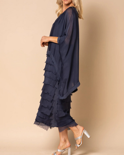 Vestido com mangas compridas e saia com folhos 