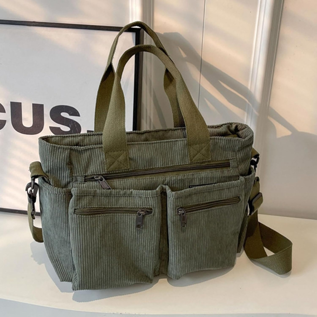 Bolsa Bombazina com vários compartimentos e design casual, ideal para o dia a dia e para viagens.