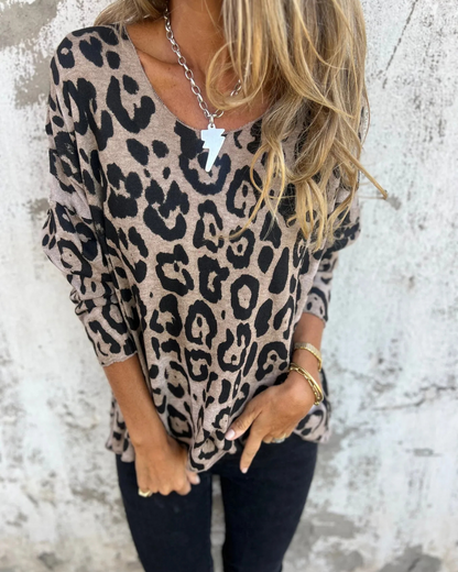 Blusa elástica para mulher com estampado animal e decote redondo. 