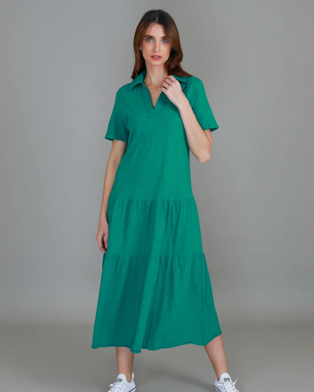 Vestido curto com gola de camisa e corte largo. 