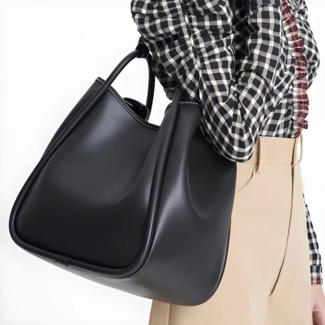 Elegante bolsa de ombro em pele sintética com design espaçoso e alça ajustável.