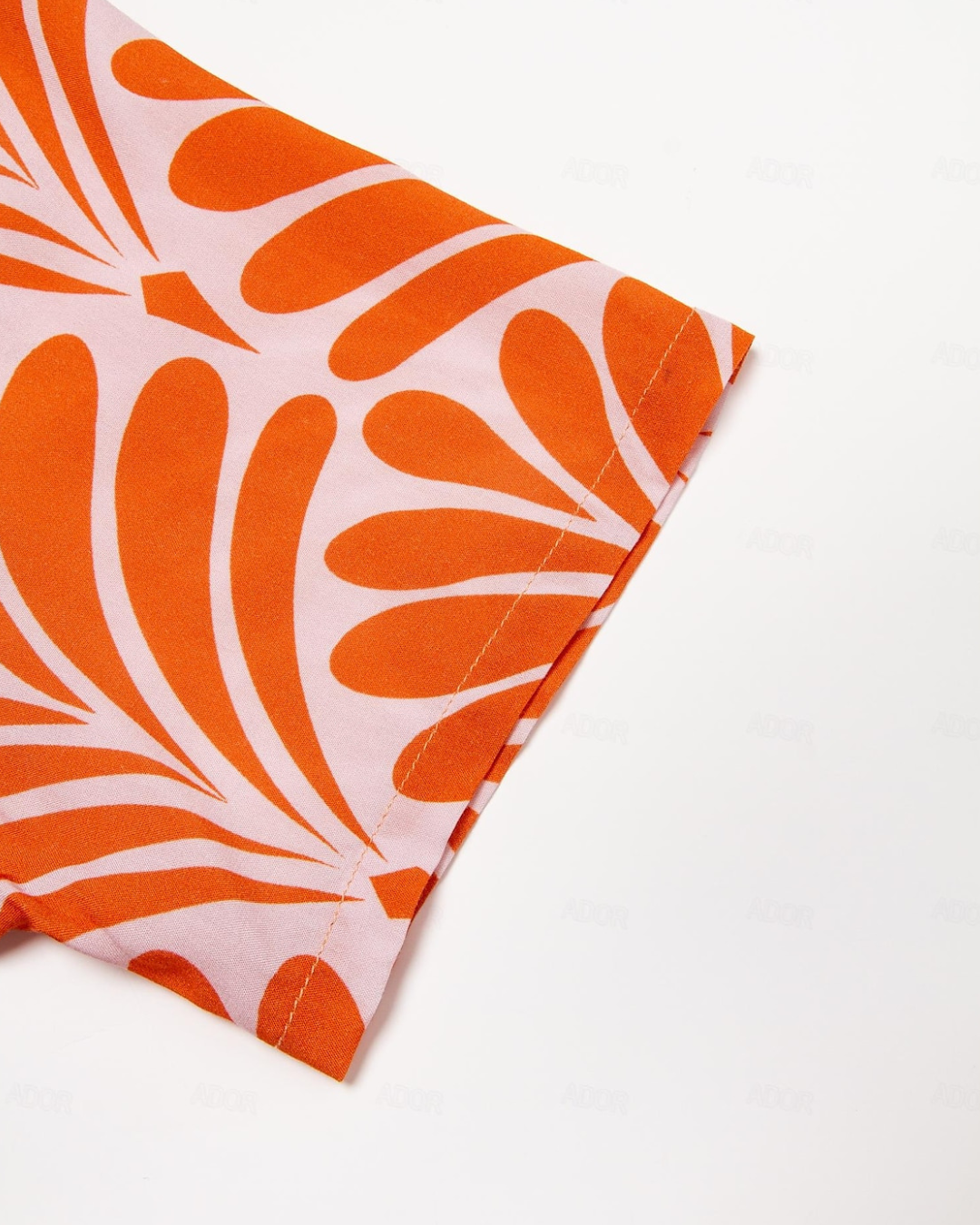 Vestido midi em rayon com cinto geométrico. 