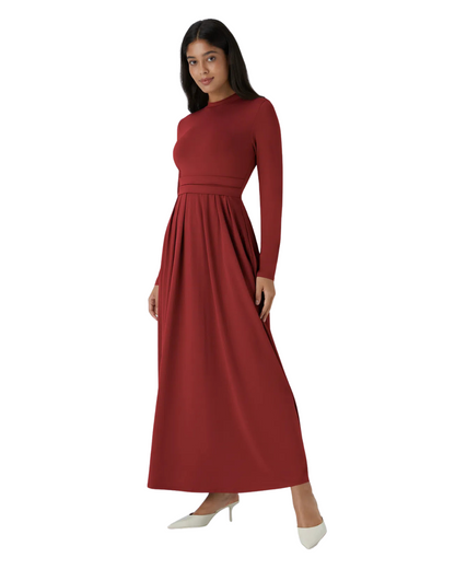 Vestido maxi plissado e elegante com decote alto e alças para mulher 