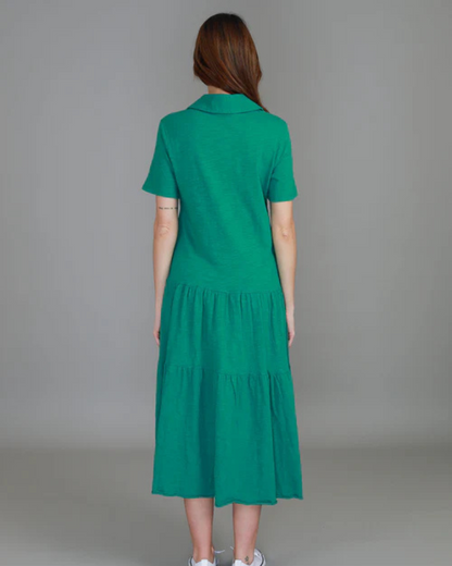 Vestido curto com gola de camisa e corte largo. 