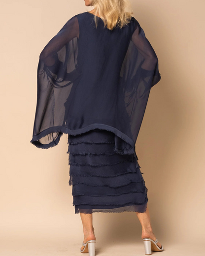 Vestido com mangas compridas e saia com folhos 