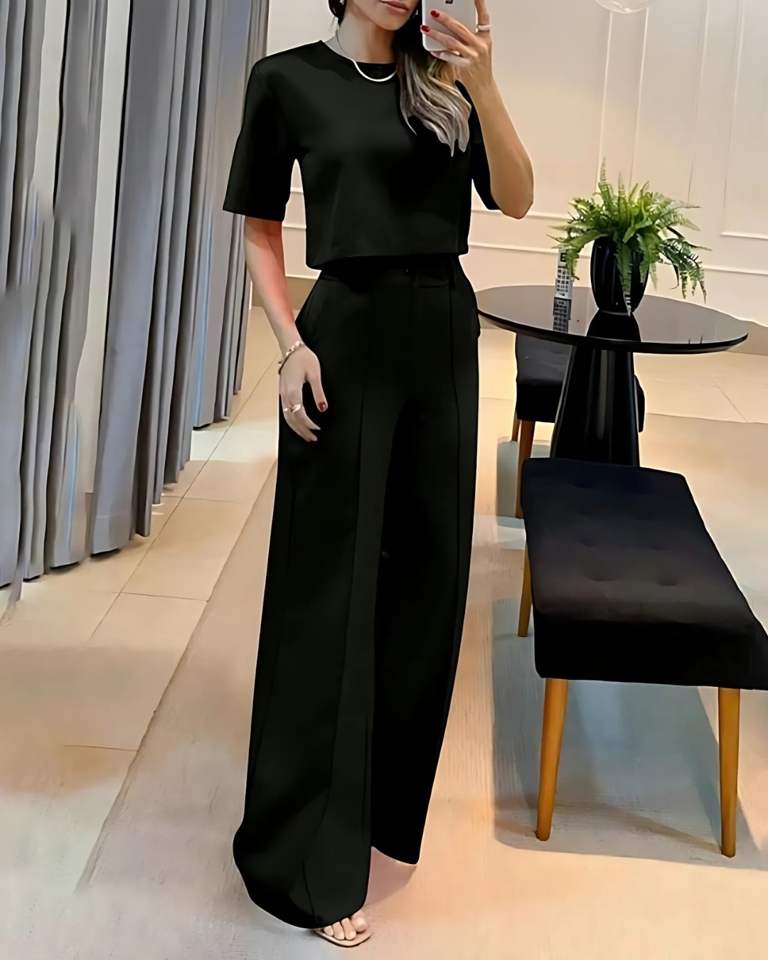 Conjunto elegante com top curto e calças legging compridas. 