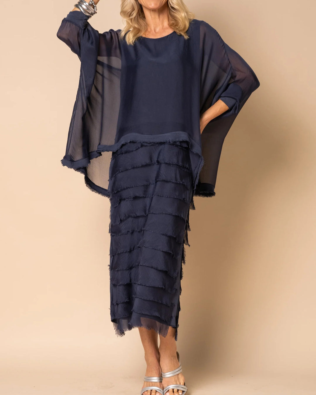 Vestido com mangas compridas e saia com folhos 