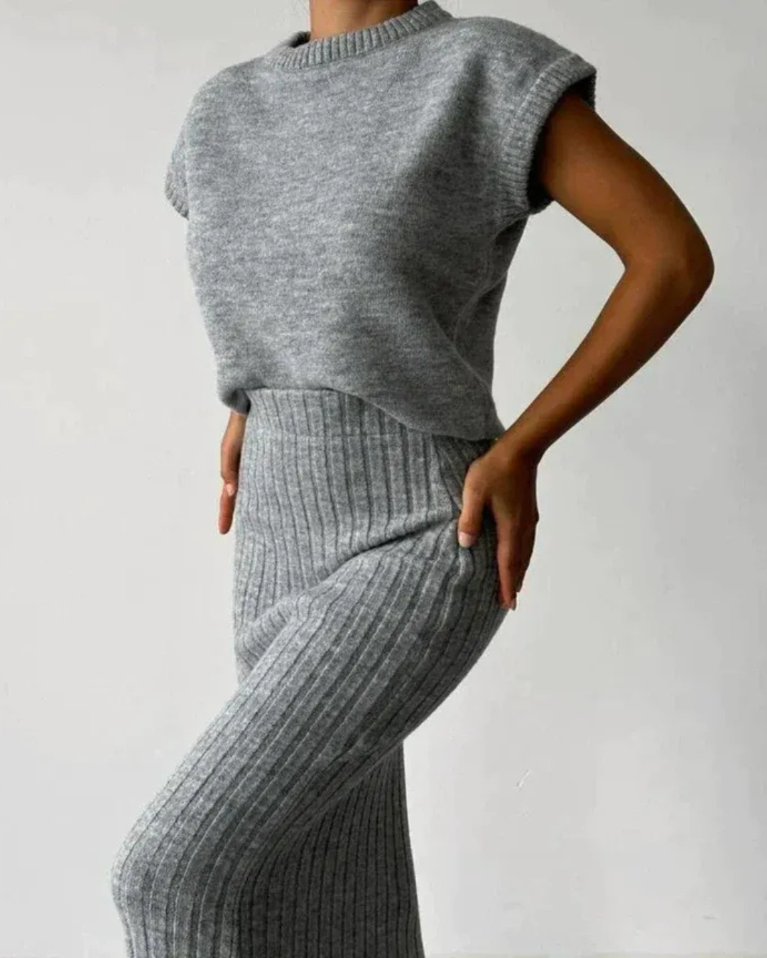 Conjunto de blusa sem mangas e saia comprida, exclusivo para mulher. 