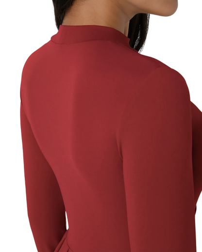 Vestido maxi plissado e elegante com decote alto e alças para mulher 