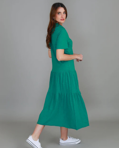 Vestido curto com gola de camisa e corte largo. 