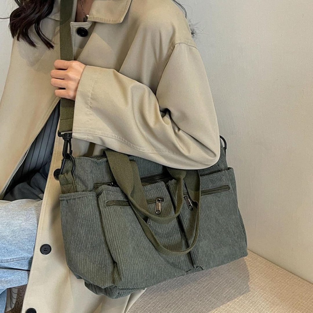 Bolsa Bombazina com vários compartimentos e design casual, ideal para o dia a dia e para viagens.