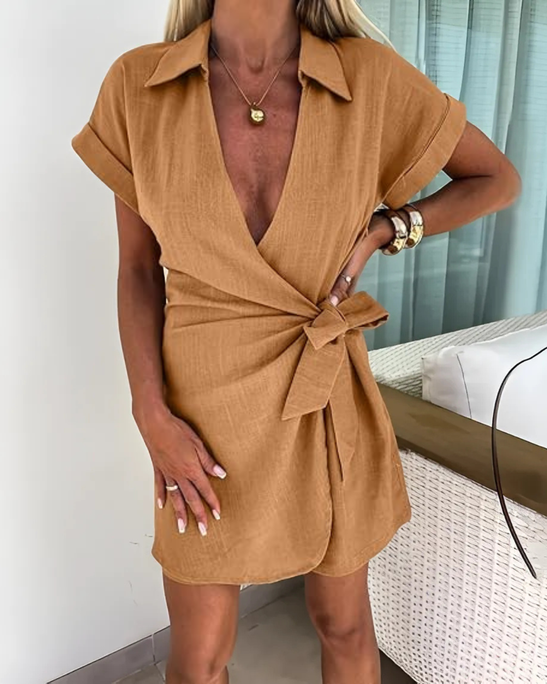 Macacão curto casual para mulher com decote em V em cor lisa