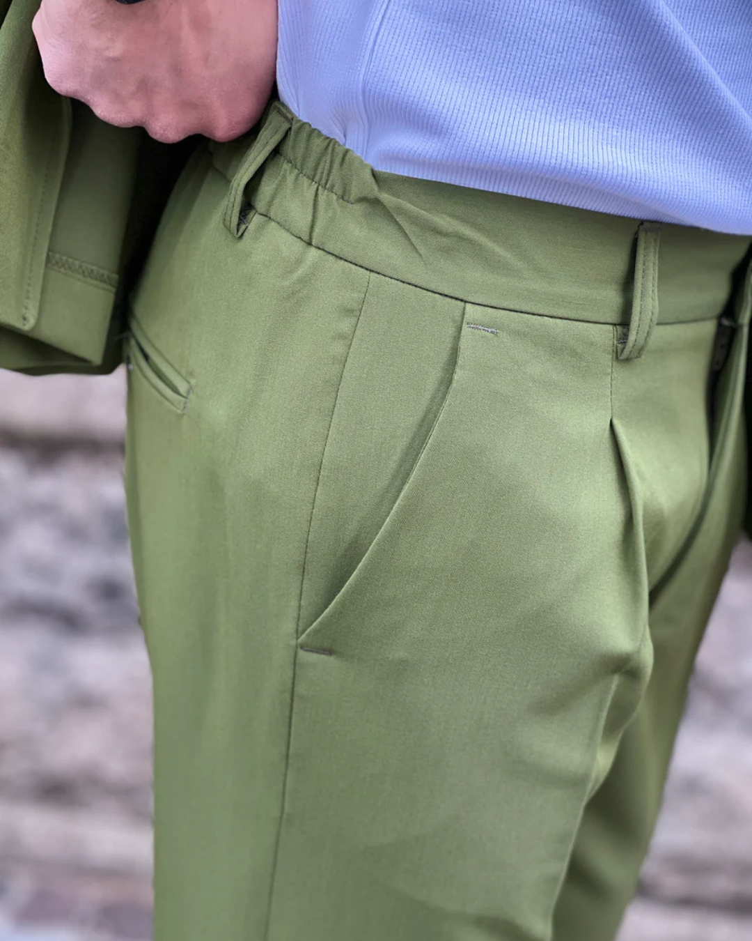 Conjunto de casaco e calças em tons neutros para uso doméstico com estilo casual.