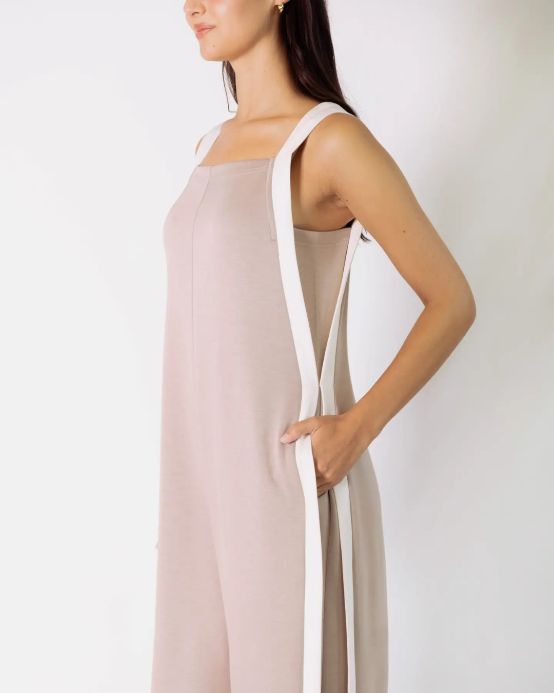 Macacao elegante para mulher com riscas e bolsas laterais