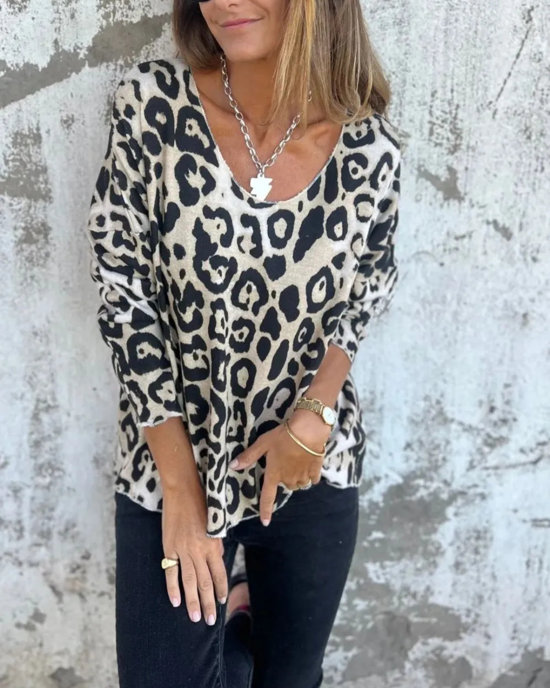 Blusa elástica para mulher com estampado animal e decote redondo. 