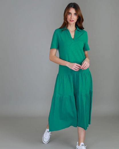 Vestido curto com gola de camisa e corte largo. 