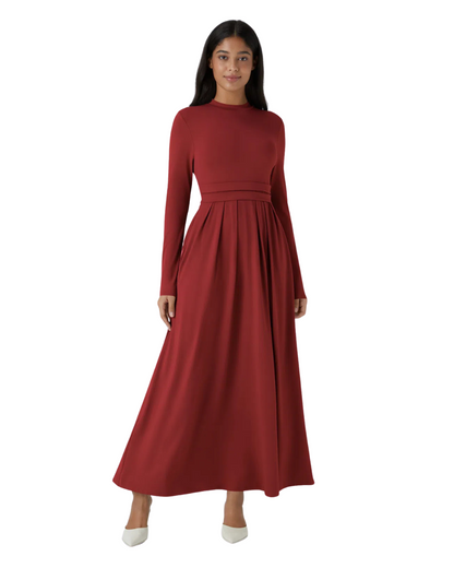 Vestido maxi plissado e elegante com decote alto e alças para mulher 
