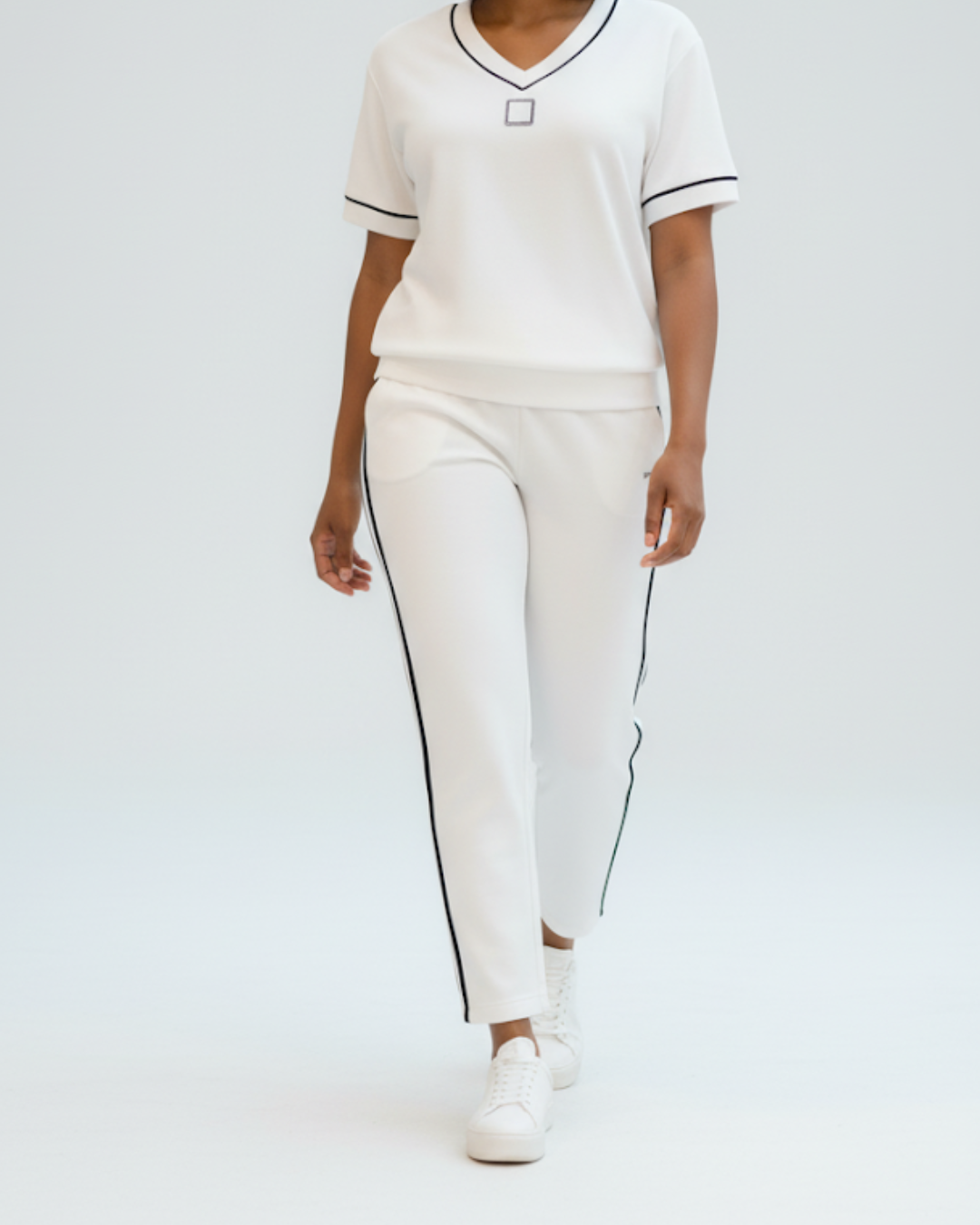 Elegante conjunto de top e collants com decote em V. 